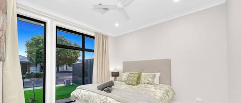 Tabla de planchar con plancha, wifi, ropa de cama