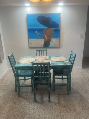Dining - 2 bedroom unit 2 blocks to the beautiful gulf beaches (Treasure Island)
