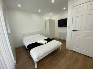 WiFi, bed sheets - Luton City Retreat - Spacious 3 Bedroom Apartment (Luton)