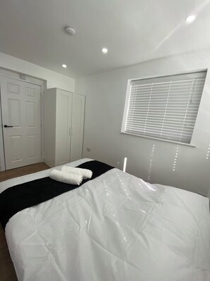 WiFi, bed sheets - Luton City Retreat - Spacious 3 Bedroom Apartment (Luton)