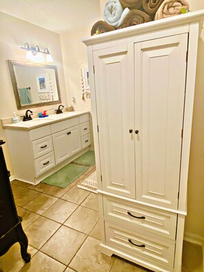 Interior - Southern Charm (Hazel Green)
