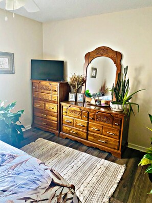 2 bedrooms, WiFi, bed sheets - Southern Charm (Hazel Green)