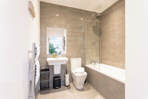 Shower, hair dryer, towels - The Albany Sleeps 2 with Wifi (Redhill)