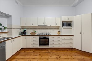 Private kitchen - Beautiful period home, with modern comfort. 2 minutes' walk to CBD! (East Tamworth)