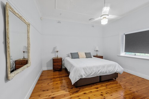 Beautiful period home, with modern comfort. 2 minutes' walk to CBD!