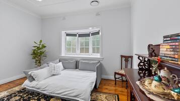 3 bedrooms, iron/ironing board, WiFi, bed sheets