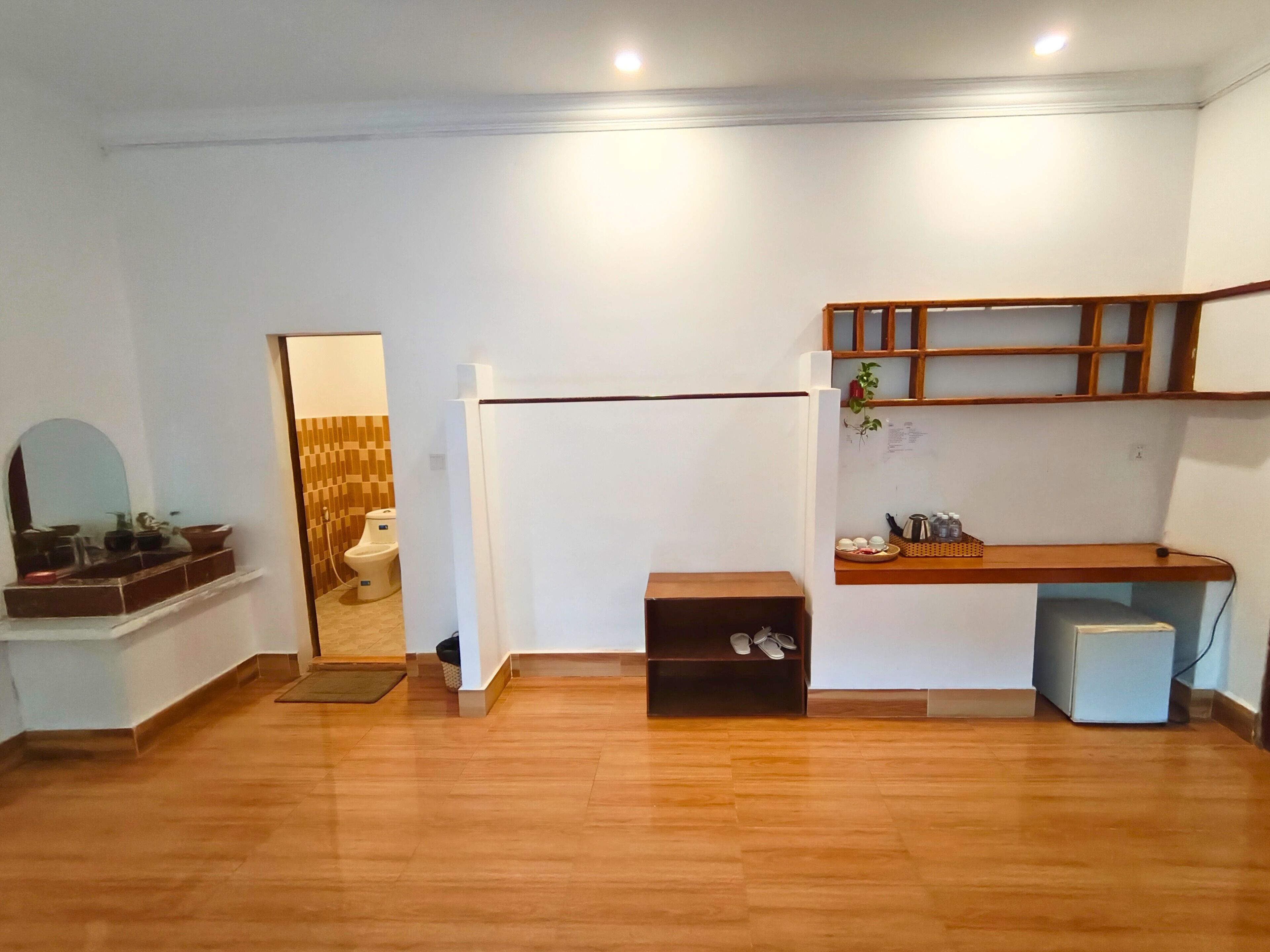 Tomannsrom, balkong, hageutsikt | Sengetøy av topp kvalitet, skrivebord og skrivebord for bærbar PC