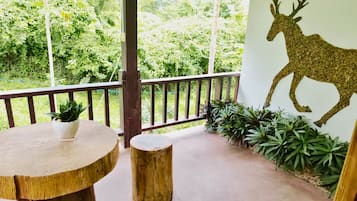 Camera doppia, balcone, vista giardino | Area soggiorno