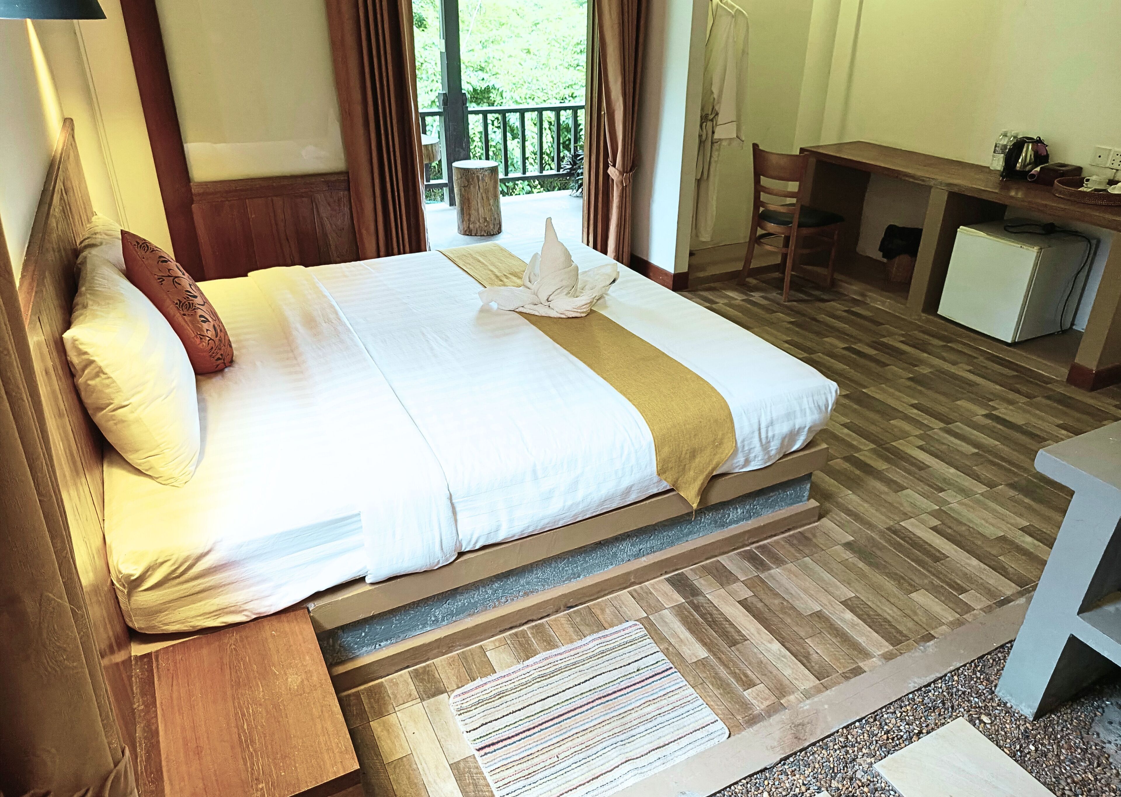 Escritorio, espacio para trabajar con laptop y wifi gratis 