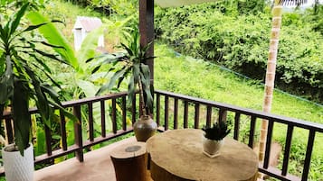 Chambre Double, balcon, vue jardin | Coin séjour