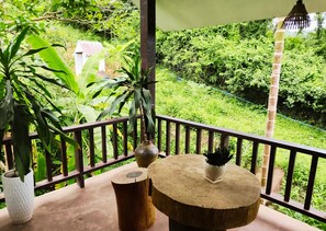 Chambre Double, balcon, vue jardin | Coin séjour