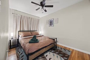 4 bedrooms, desk, iron/ironing board, internet
