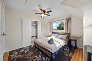 4 bedrooms, desk, iron/ironing board, internet