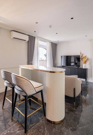 Suite, balkon | Area keluarga | Televisi layar datar 50-cm dengan saluran TV satelit