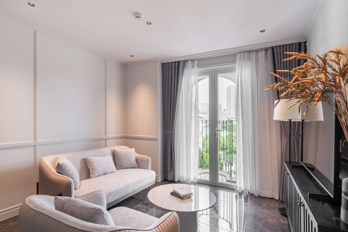 Room, 1 King Bed, Balcony | Minibar, desk, free WiFi, bed sheets