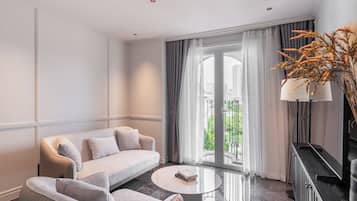 Minibar, desk, free WiFi, bed sheets