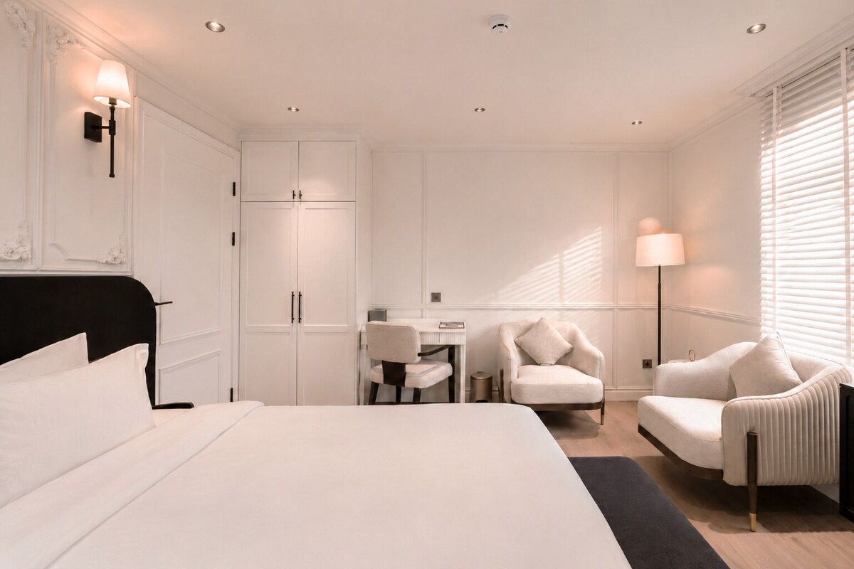 Escritorio, wifi gratis y ropa de cama 
