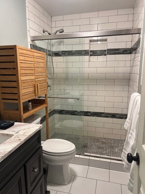 Shower, hair dryer, towels, soap - Cain Lakehouse with Outdoor Sauna (Sedro-Woolley)
