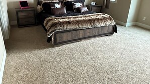 A bedroom with a large bed, a ceiling fan, a nightstand, and a window with curtains. - Beautiful 3-bedroom townhome with AC in charming Old Mill Area of Bend (Bend)