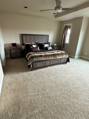 3 bedrooms, iron/ironing board, WiFi, bed sheets - Beautiful 3-bedroom townhome with AC in charming Old Mill Area of Bend (Bend)