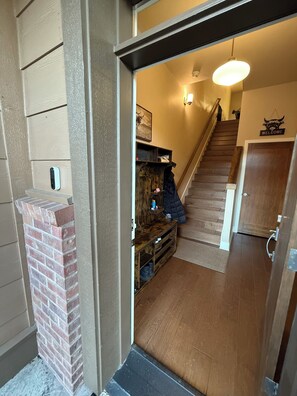 Interior - Beautiful 3-bedroom townhome with AC in charming Old Mill Area of Bend (Bend)