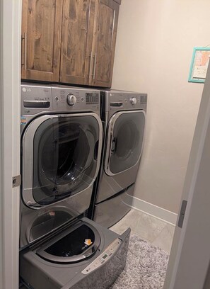 Interior - Beautiful 3-bedroom townhome with AC in charming Old Mill Area of Bend (Bend)