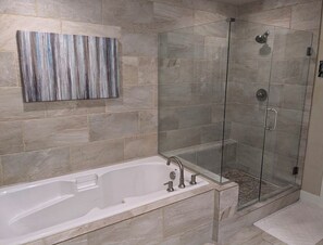 Shower, hair dryer, towels, soap - Beautiful 3-bedroom townhome with AC in charming Old Mill Area of Bend (Bend)