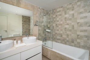 Hair dryer, towels - Lica Infinity Collection - Alana (Estepona)