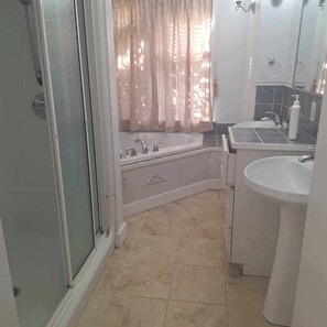 Vasca idromassaggio, asciugacapelli, asciugamani, sapone