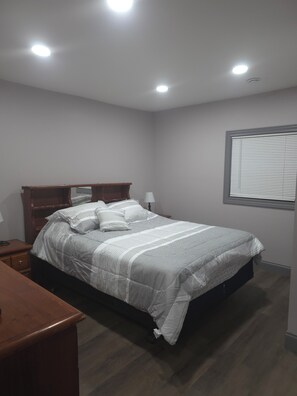 Iron/ironing board, WiFi, bed sheets - Newly renovated 3-bedroom house right across the road from the Ohio River (Gallipolis)