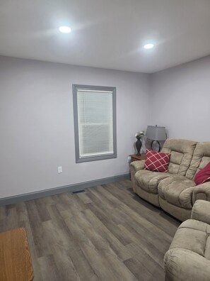 TV - Newly renovated 3-bedroom house right across the road from the Ohio River (Gallipolis)