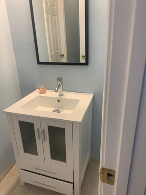 Hair dryer, towels, soap, toilet paper - Pleasant 1-bedroom in a 2-bedroom townhome in Raleigh (Raleigh)