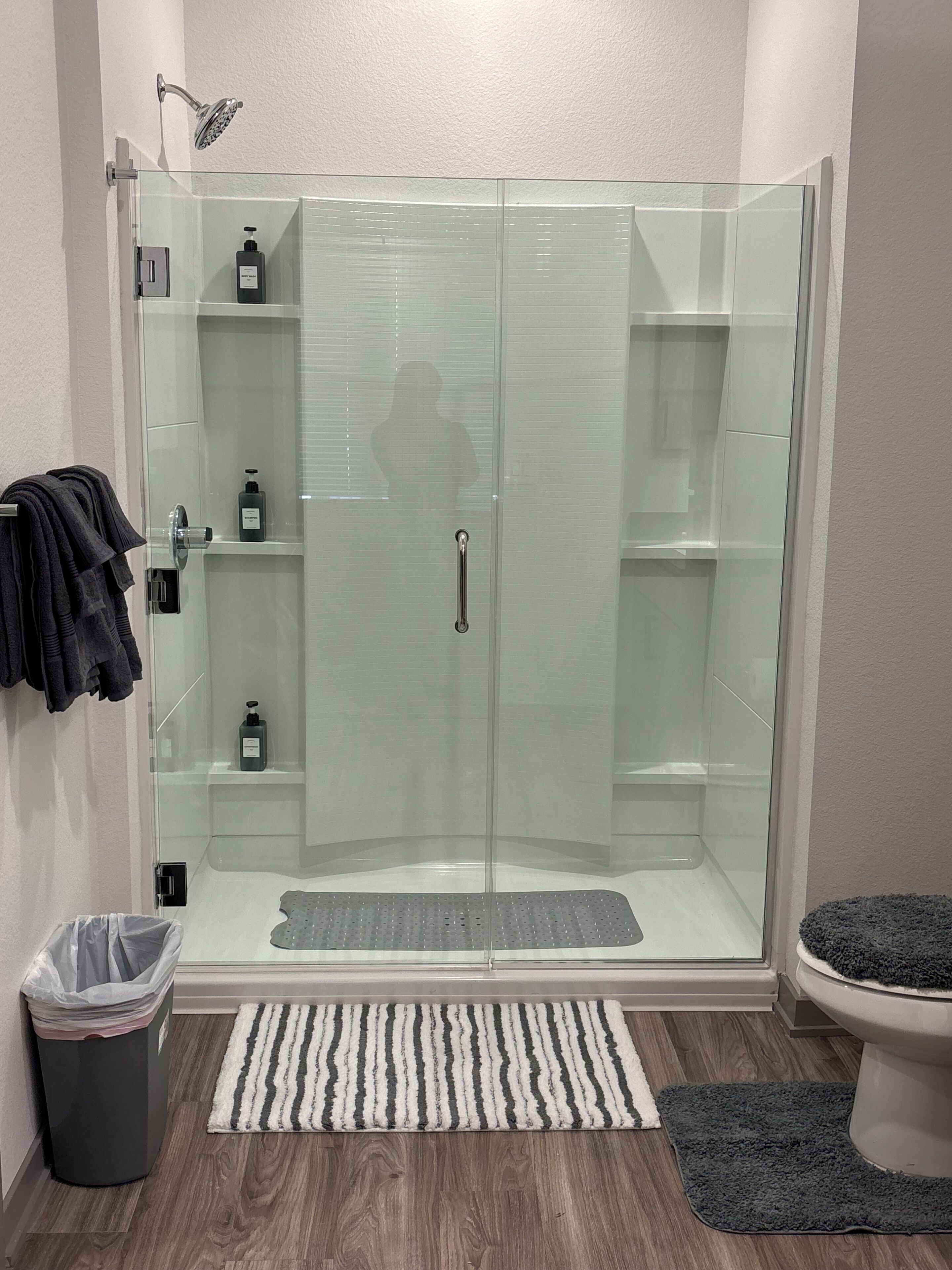 Regadera, toallas, jabón, papel de baño 