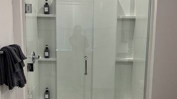 Regadera, toallas, jabón, papel de baño