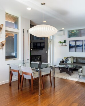 Dining - Awesome Location - Private HotTub & Sauna (Seattle)