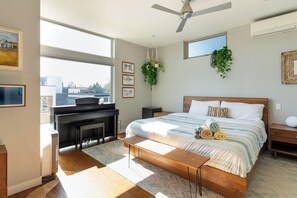 Desk, free WiFi, bed sheets - Awesome Location - Private HotTub & Sauna (Seattle)