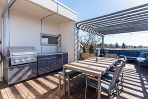 Outdoor dining - Awesome Location - Private HotTub & Sauna (Seattle)