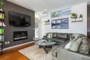 Smart TV, fireplace - Awesome Location - Private HotTub & Sauna (Seattle)