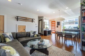 Smart TV, fireplace - Awesome Location - Private HotTub & Sauna (Seattle)