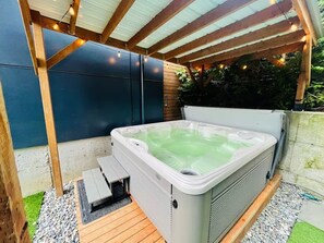 Outdoor spa tub - Awesome Location - Private HotTub & Sauna (Seattle)