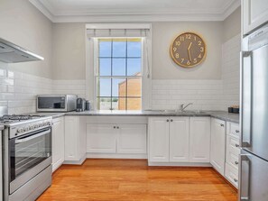 Private kitchen - Royal Apartment 1 - CBD Location, Heritage Listed (Bathurst)