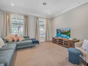 Living area - Royal Apartment 1 - CBD Location, Heritage Listed (Bathurst)