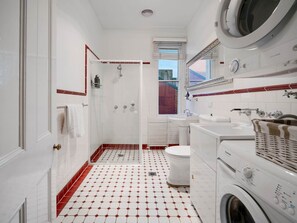 Bathroom - Royal Apartment 2 | CBD Location, Heritage Listed (Bathurst)