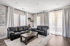 Smart TV - Cozy San Diego Retreat - Sleeps 6 - Relax & Unwind (San Diego)