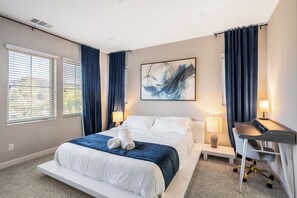 3 bedrooms, desk, iron/ironing board, travel cot - Cozy San Diego Retreat - Sleeps 6 - Relax & Unwind (San Diego)