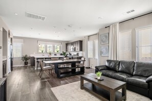 Smart TV - Cozy San Diego Retreat - Sleeps 6 - Relax & Unwind (San Diego)