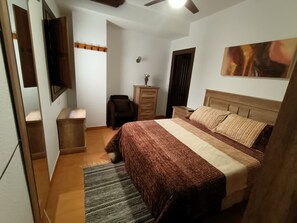 2 bedrooms, iron/ironing board, travel cot, free WiFi - HOST CARATUNAS (Carataunas)