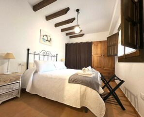 2 bedrooms, travel cot, Internet, bed sheets - Host carataunas 2 (Carataunas)