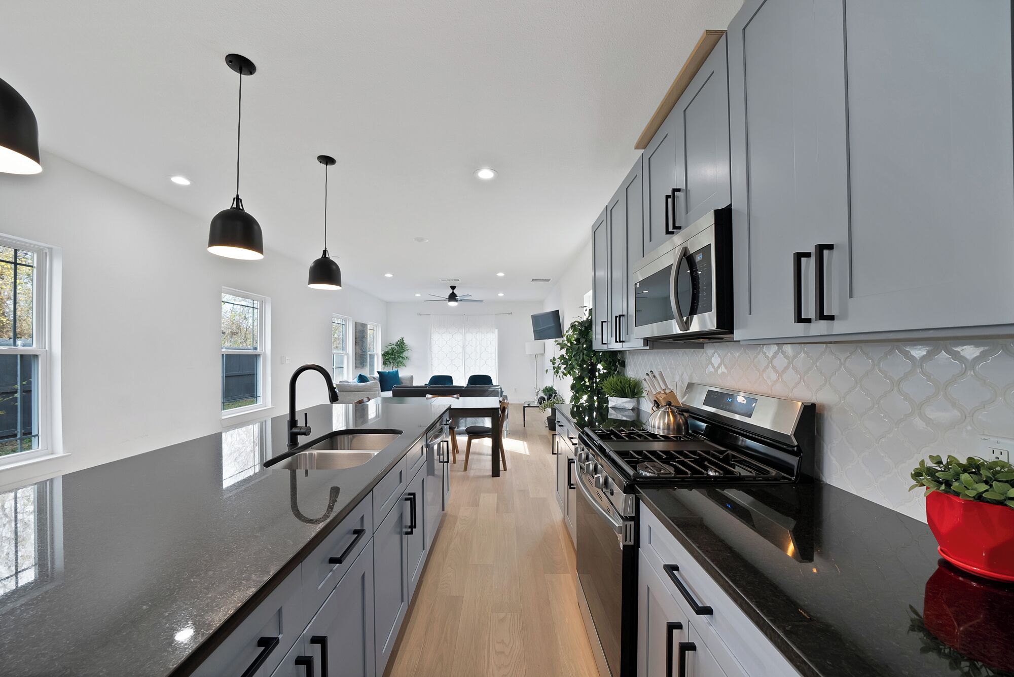 冷蔵庫、電子レンジ、オーブン、コンロ