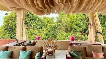 Deluxe Villa, Sea View | Outdoor dining